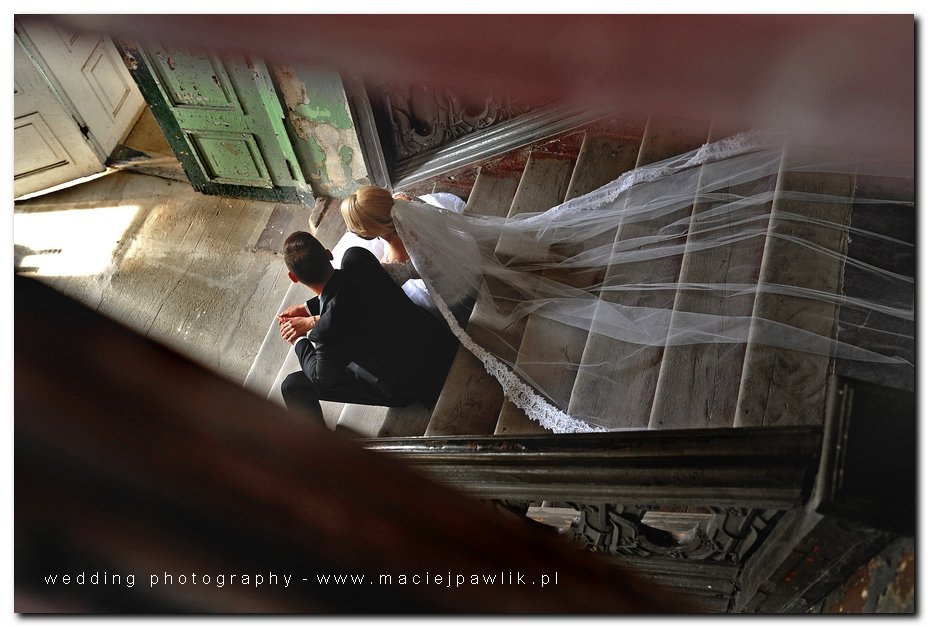 zdjęcia ślubne na schodach 