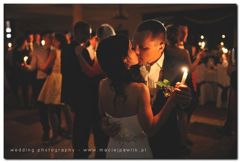 Taniec przy świecach na weselu  